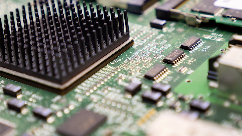 Bestückte Leiterplatte mit verschiedenen Bauteilen